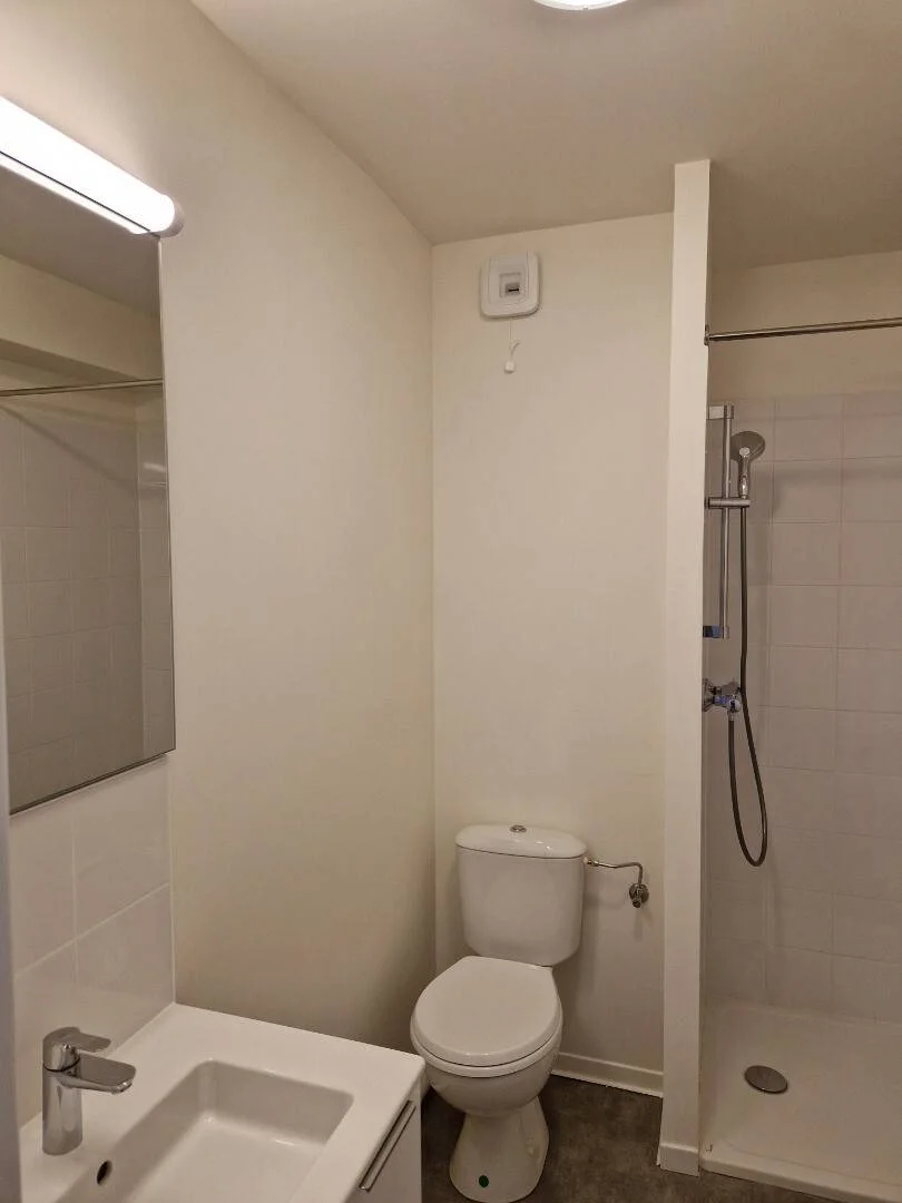 Chambre d'étudiant lumineuse et aérée avec accès facile à l'université dans 