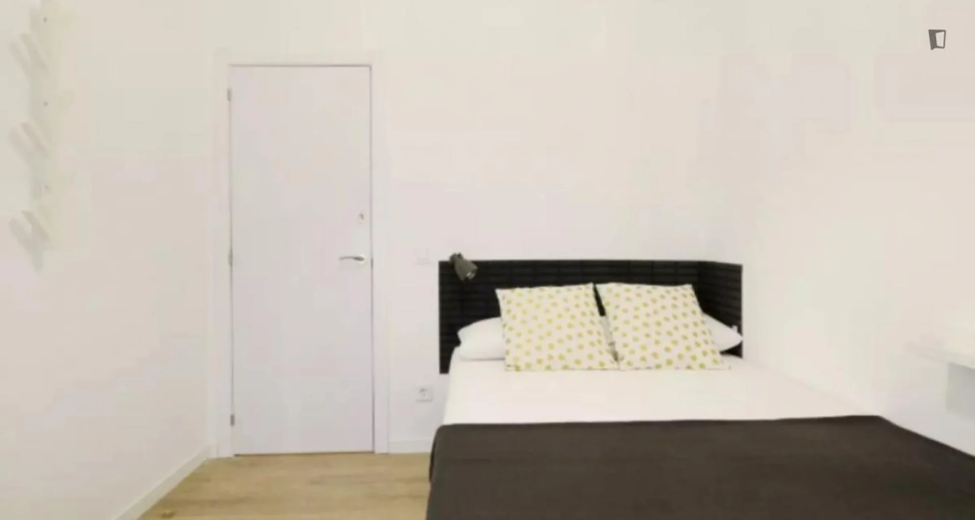 'de modern olanaklara sahip öğrenci dostu oda