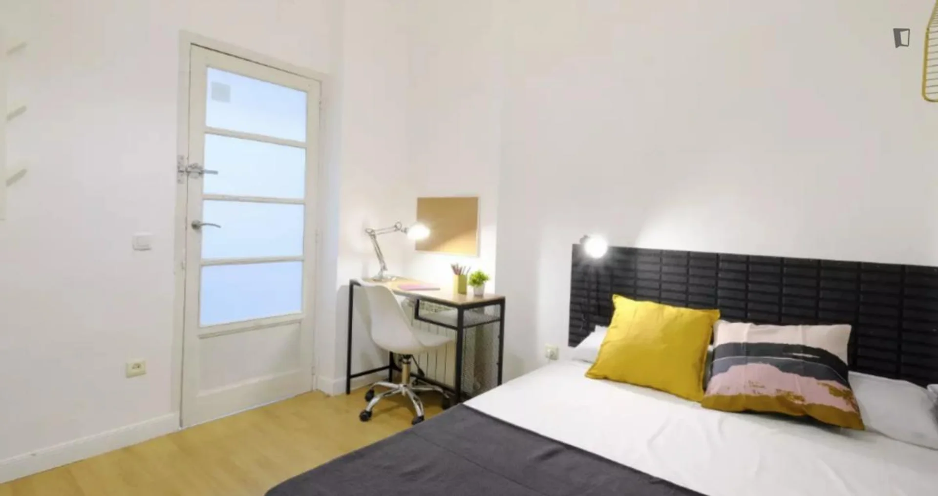 Quarto para alugar em apartamento de estudantes em , totalmente mobilado
