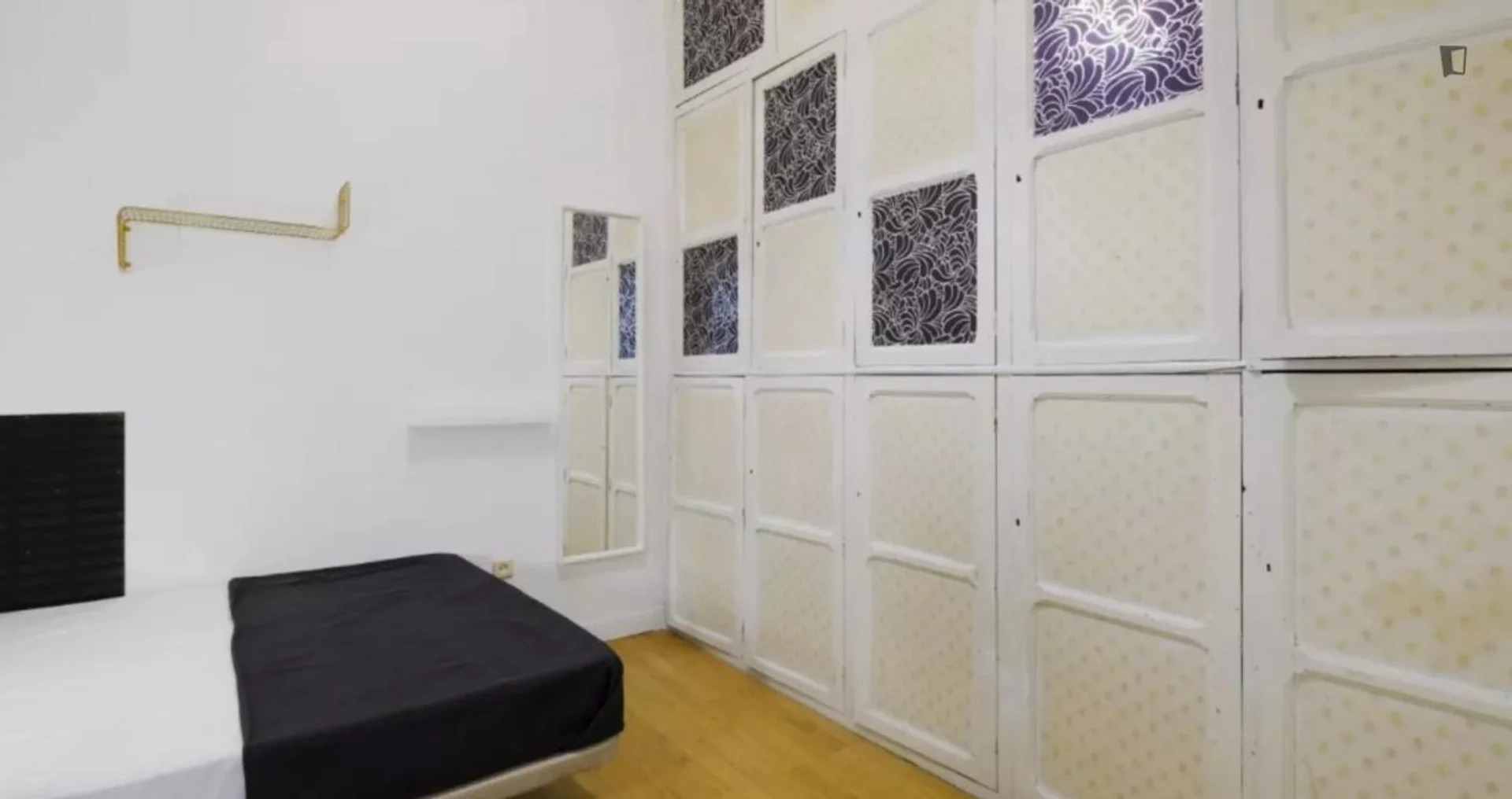 Quarto de estudante luminoso e arejado com acesso fácil à universidade em 