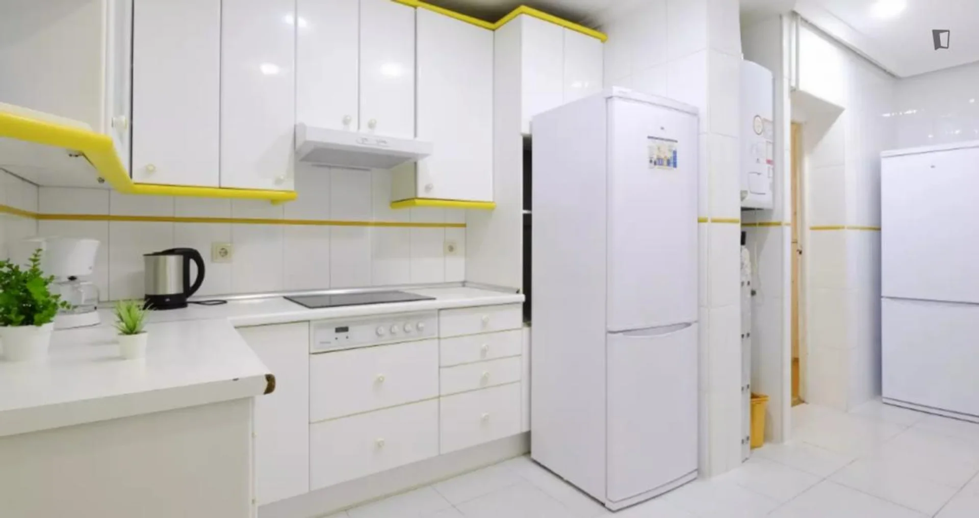 Quarto de estudante confortável e espaçoso em 