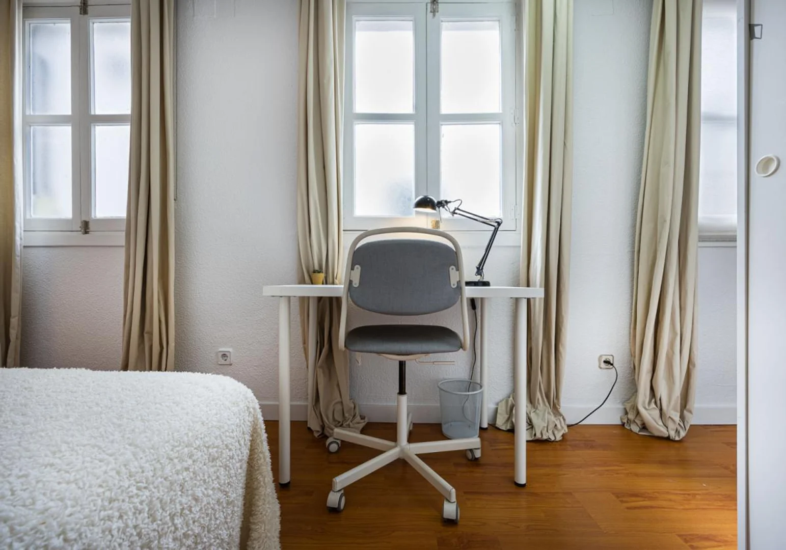 Studentenzimmer in mit Arbeitsbereich und Gemeinschaftseinrichtungen