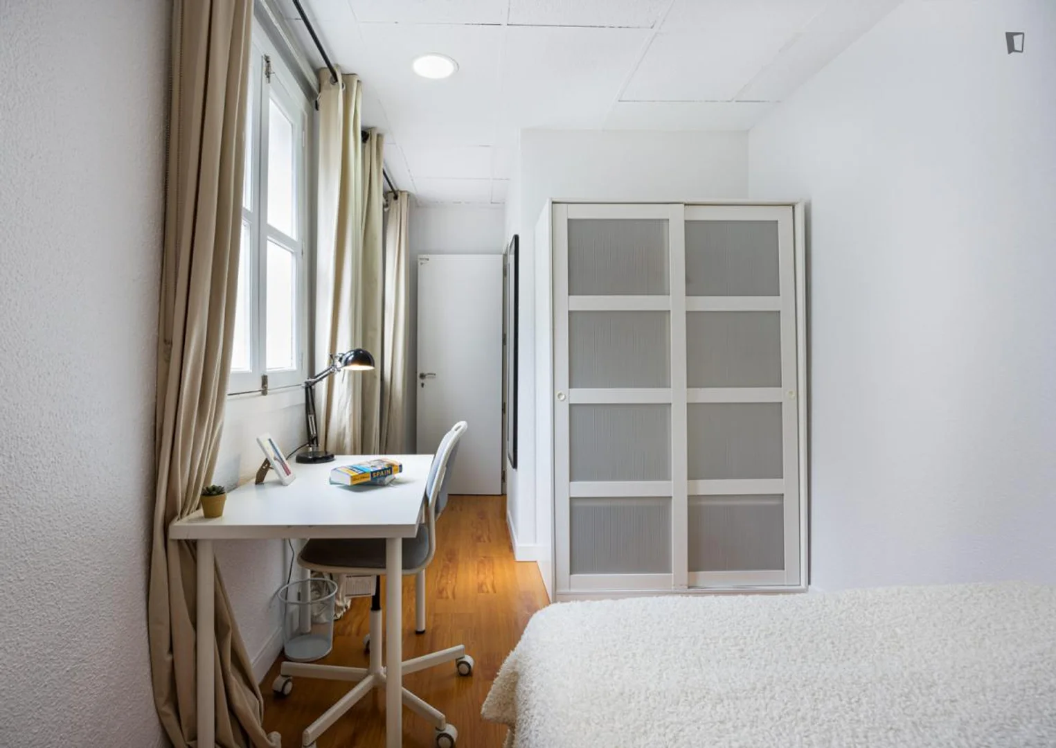 Funktionelles Studentenzimmer perfekt zum Studieren in