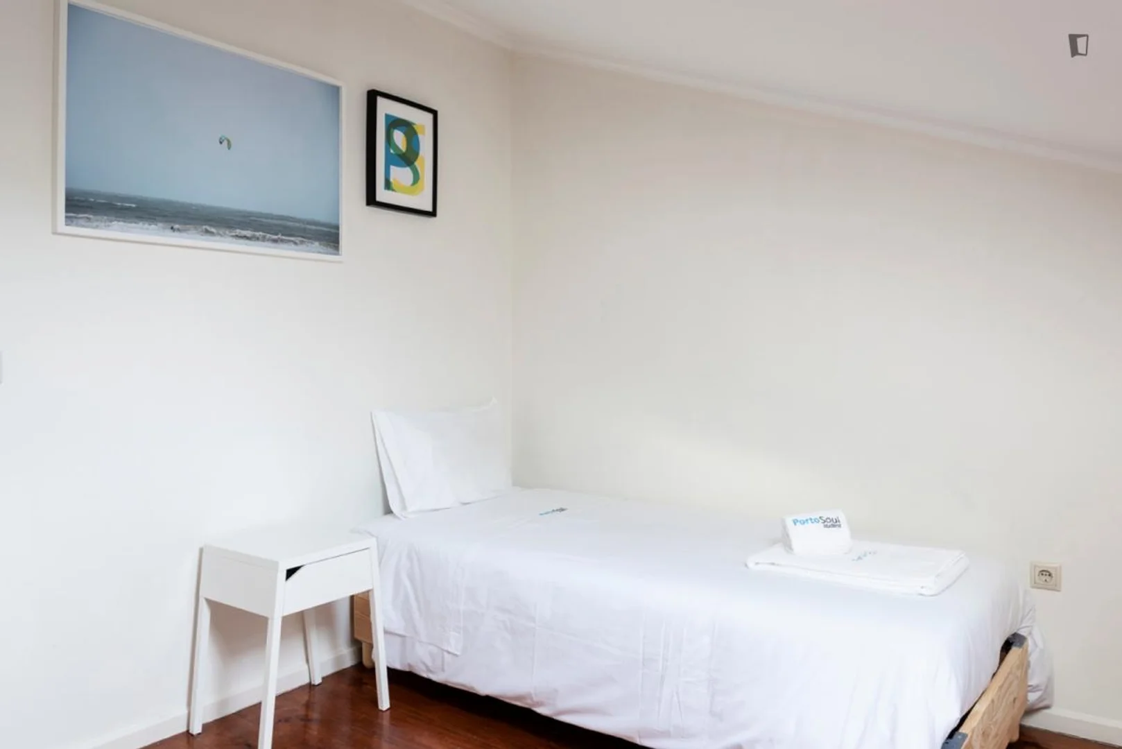 Chambre d'étudiant à  avec espace d'étude et installations communes