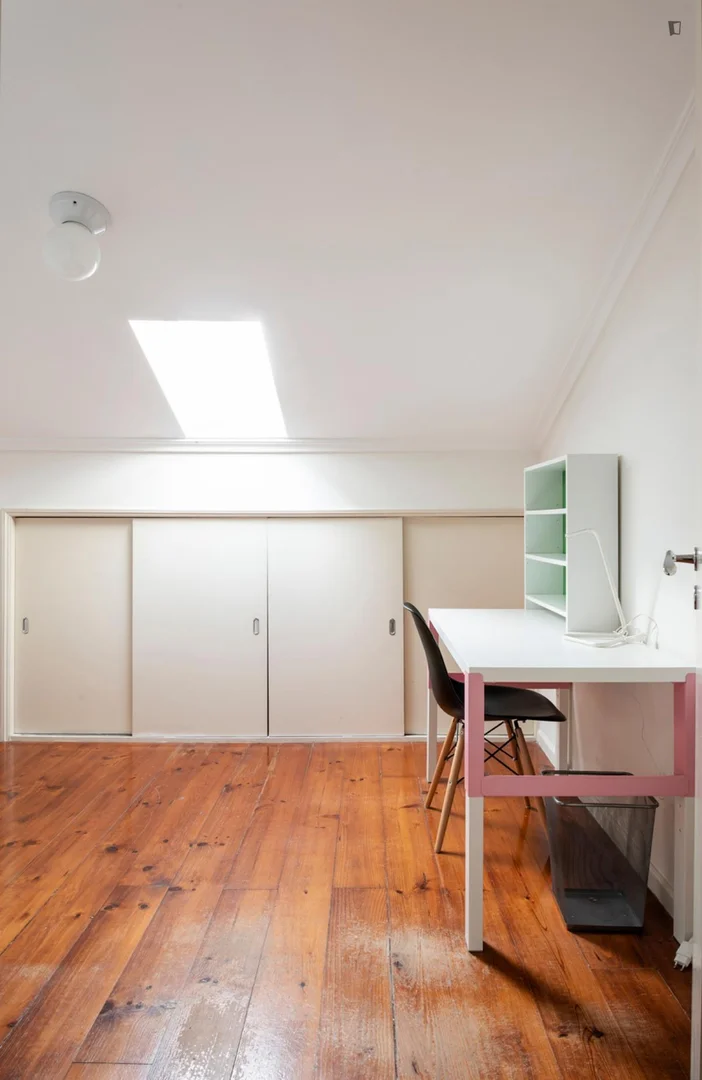 Chambre d'étudiant à  avec espace d'étude et installations communes