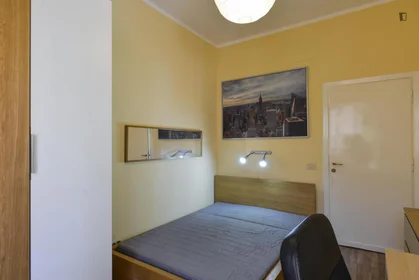 Chambre privée à Viale Jonio, image 1 de 10