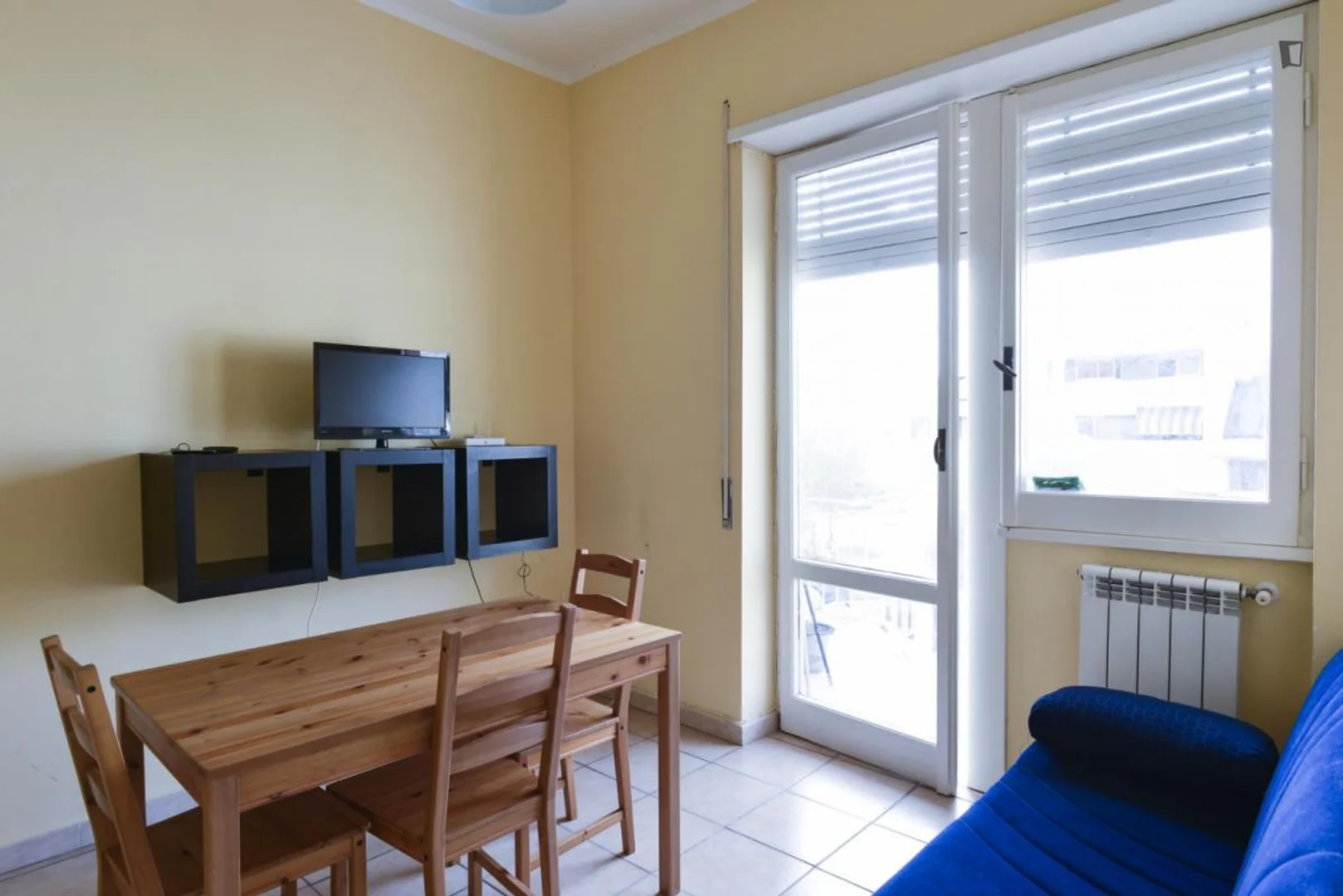 Chambre abordable pour les étudiants avec un bon éclairage dans 