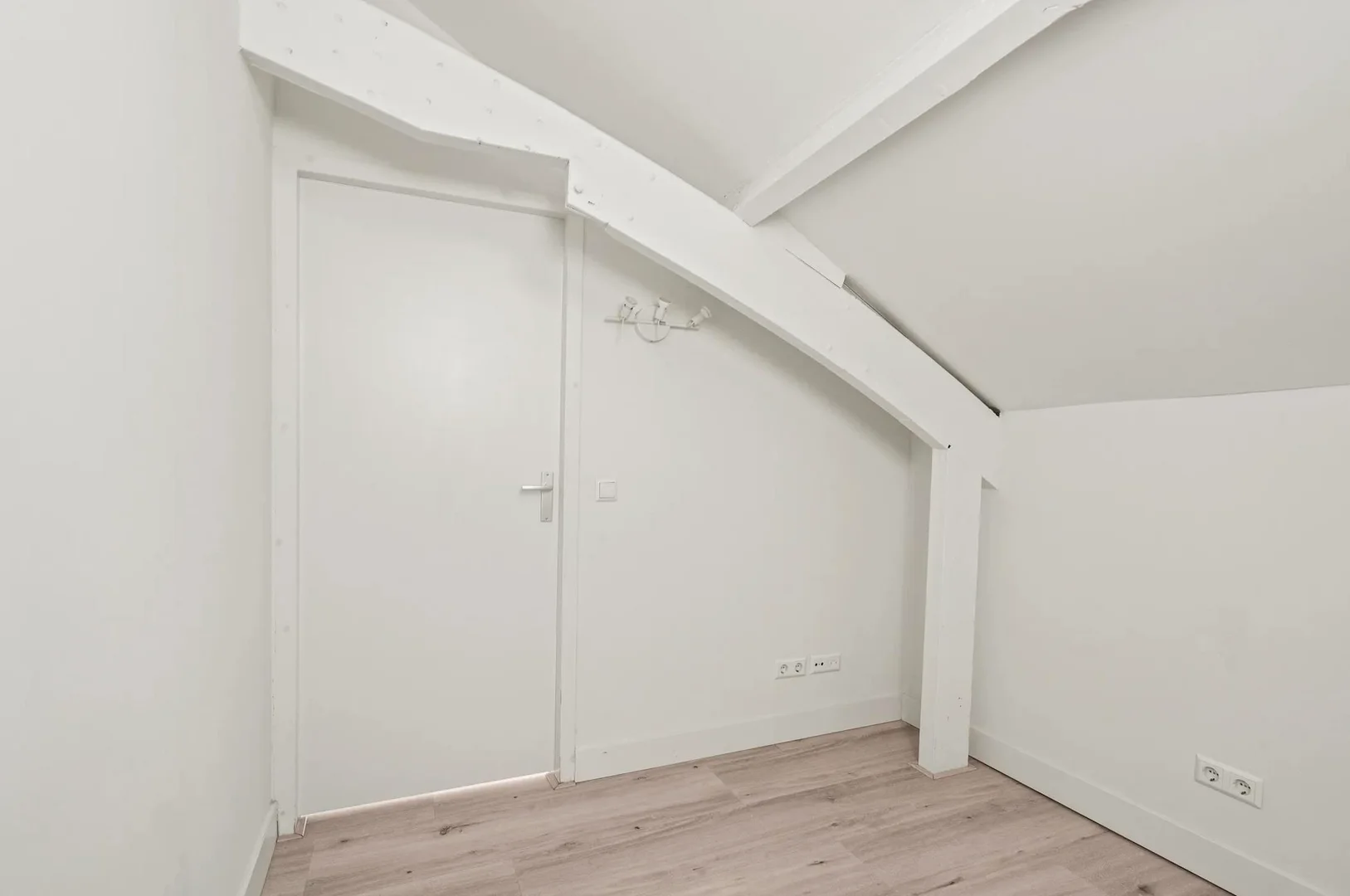 'de öğrenci dairesinde, tamamen mobilyalı kiralık oda