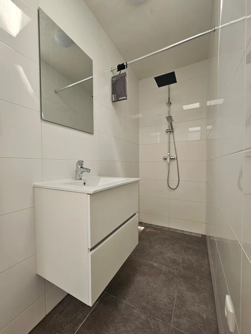 Chambre confortable pour étudiants disponible dans 