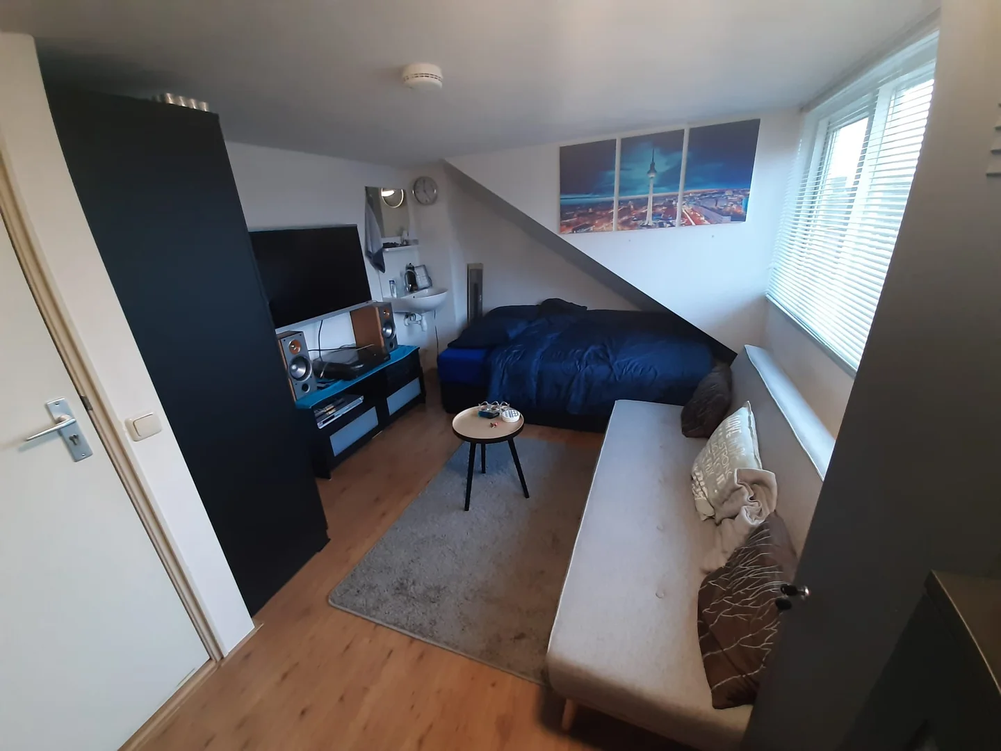 Comfortable and spacious student room in 