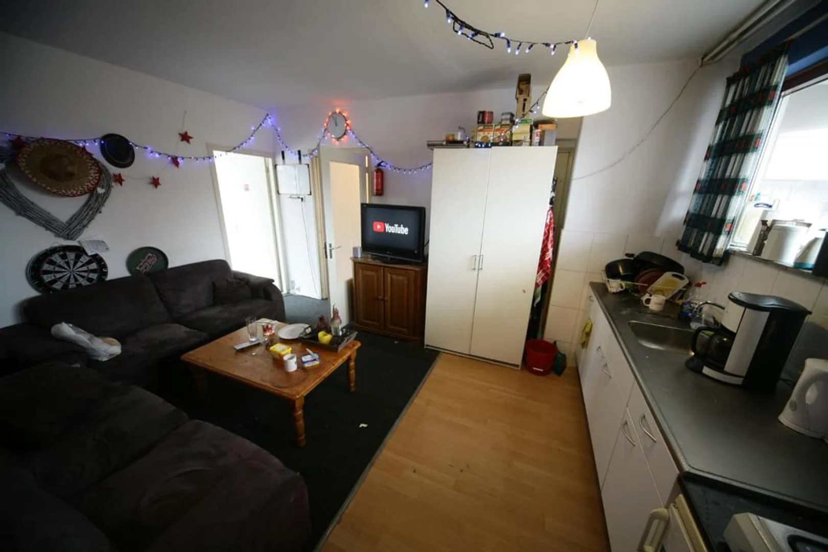 Quarto de estudante luminoso e arejado com acesso fácil à universidade em 
