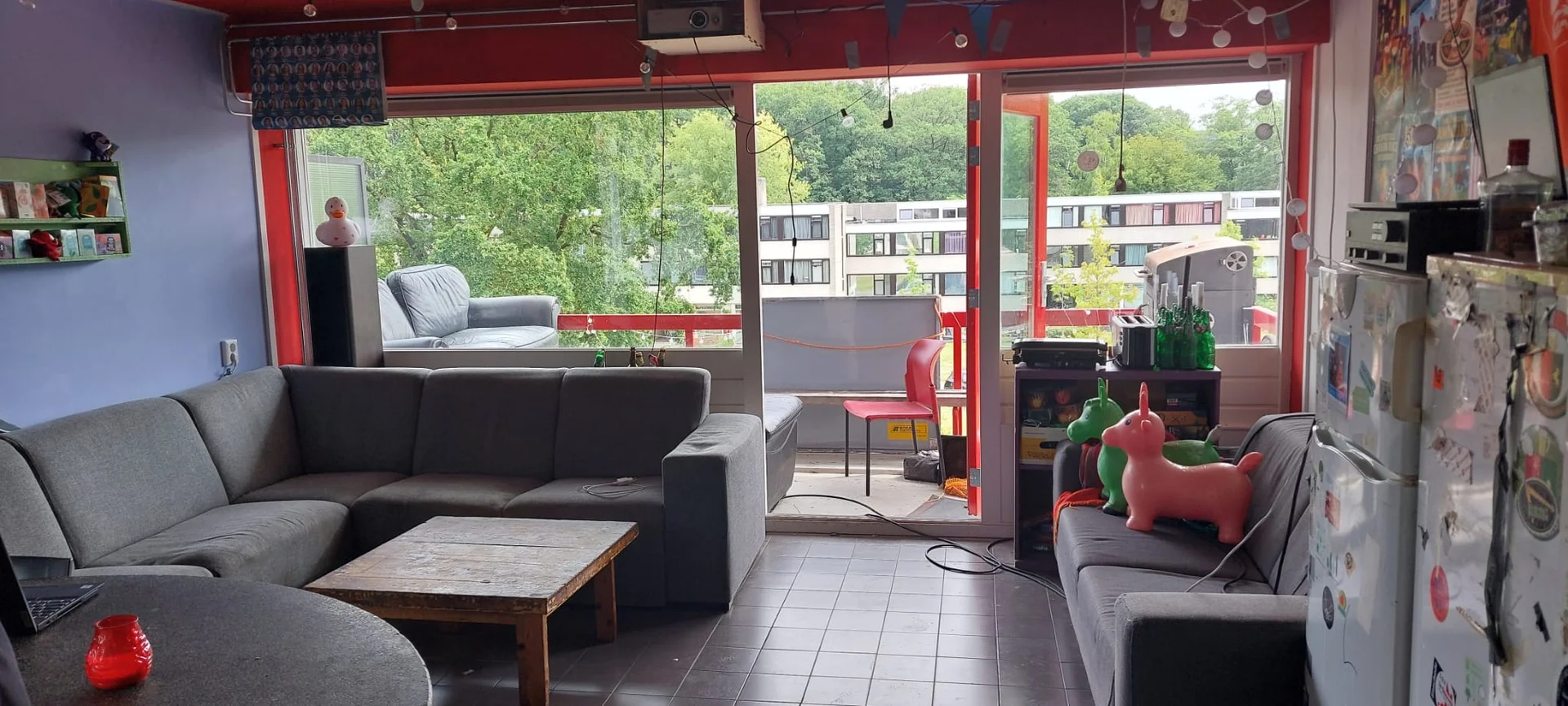 Studentenzimmer in  mit Arbeitsbereich und Gemeinschaftseinrichtungen