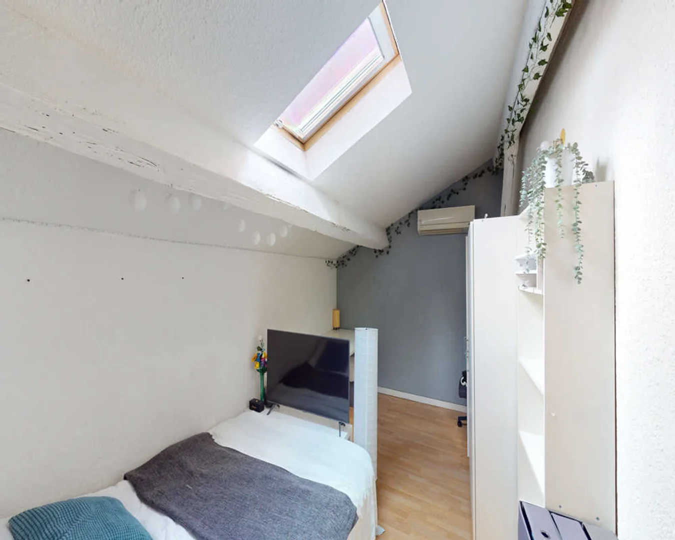 'de öğrenci dairesinde, tamamen mobilyalı kiralık oda