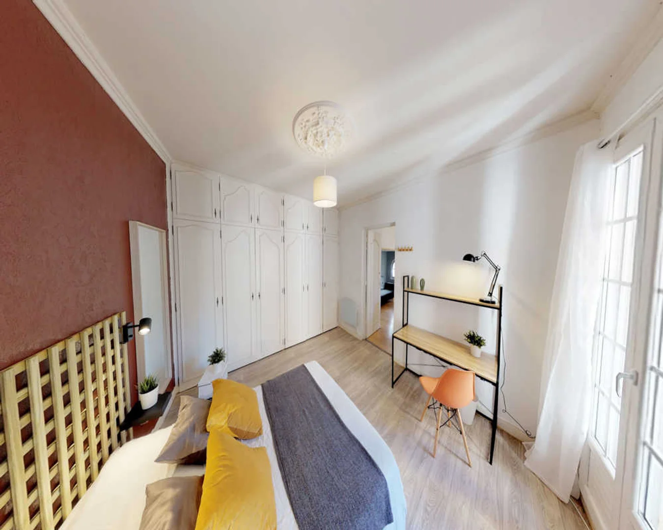 Functional student room perfect for studying in 