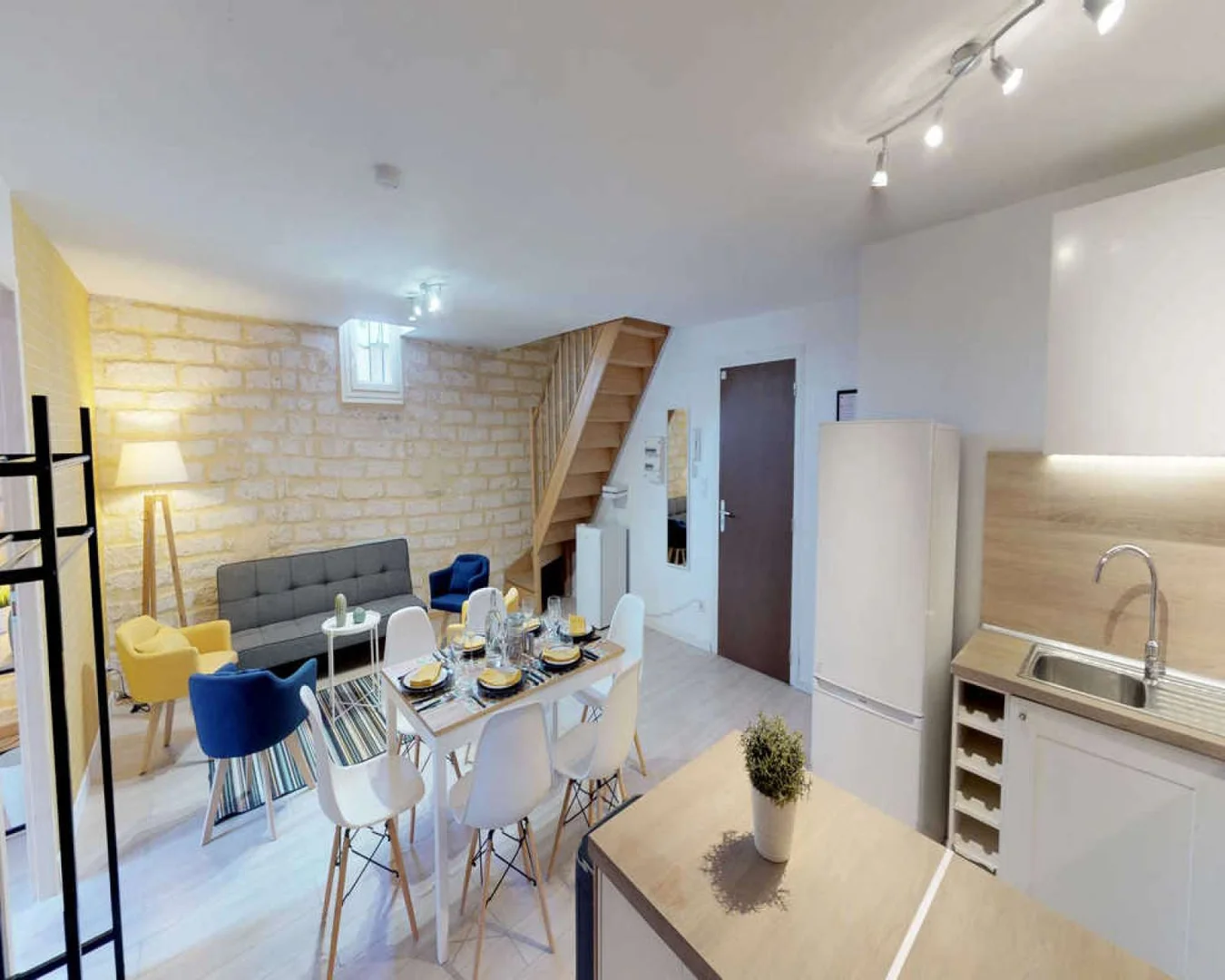 'de öğrenci dairesinde, tamamen mobilyalı kiralık oda