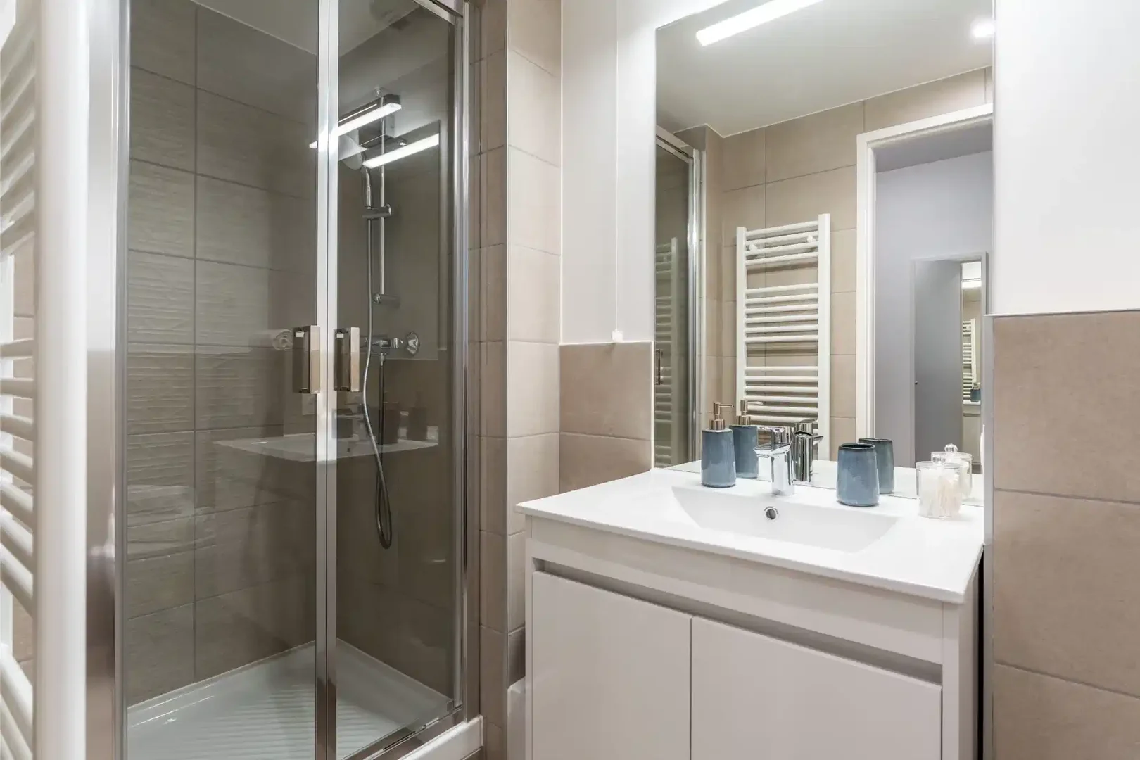 Chic studio apartment near campus in 