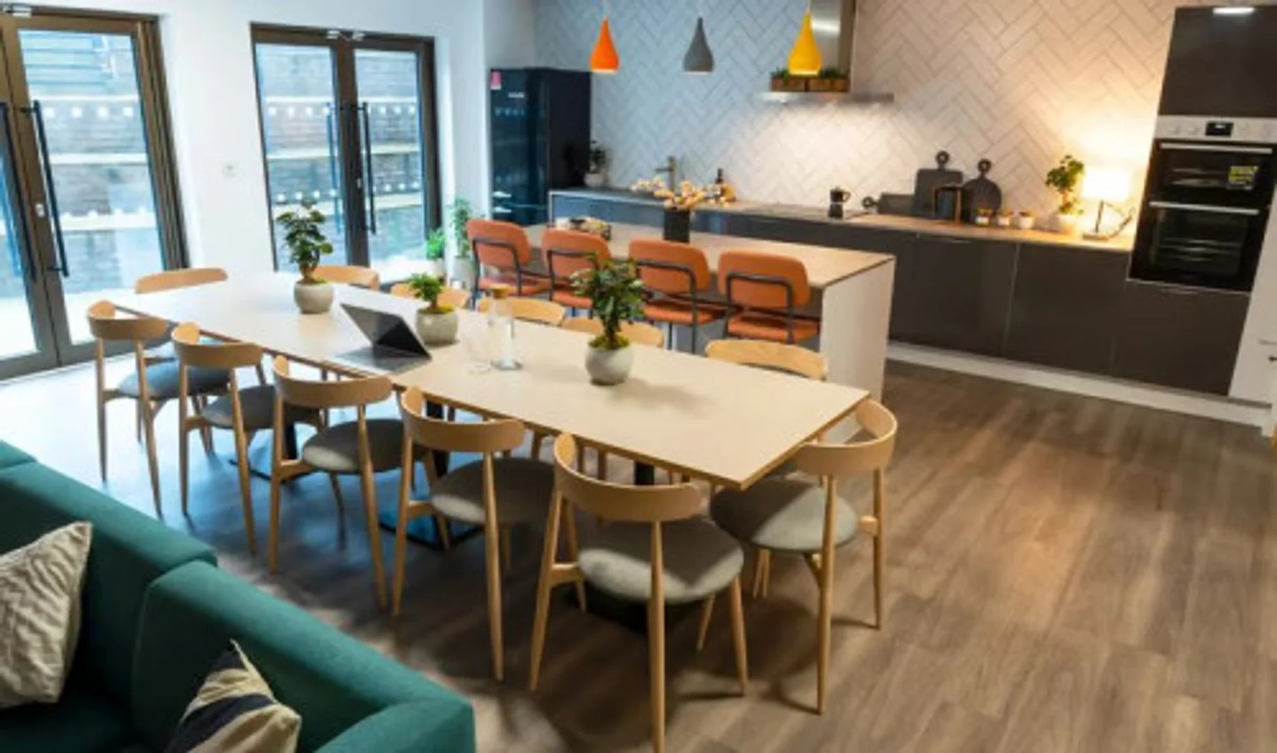 Chambre d'étudiant à  avec espace d'étude et installations communes