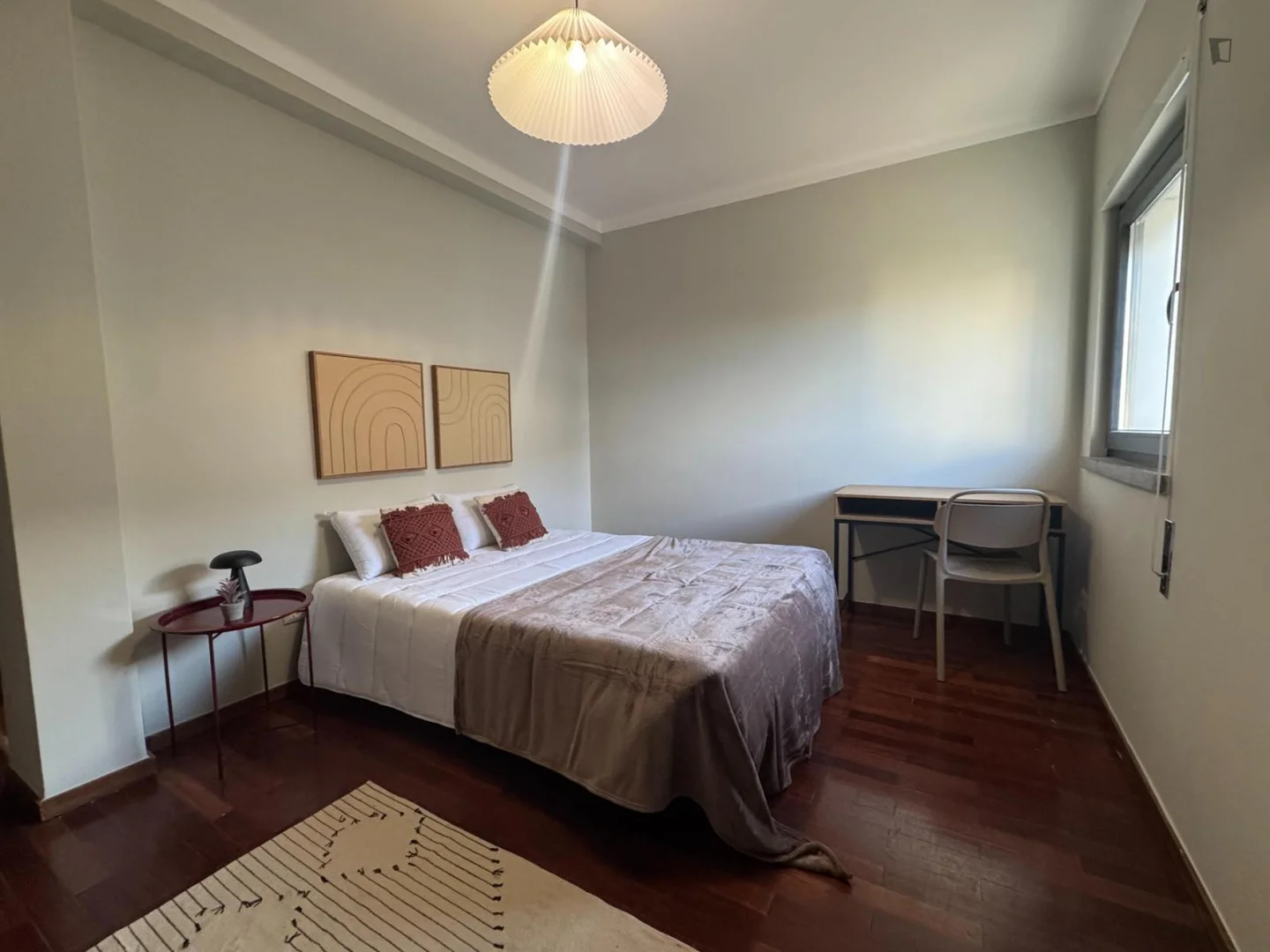 Bright and airy student room with easy university access in 