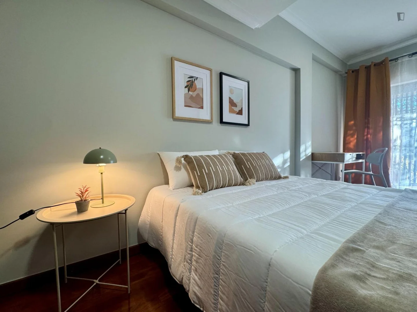 Bright and airy student room with easy university access in 