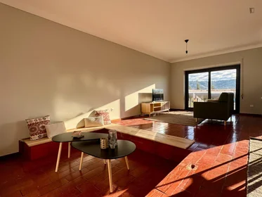 Private room at R. António Jardim, image 5 of 12