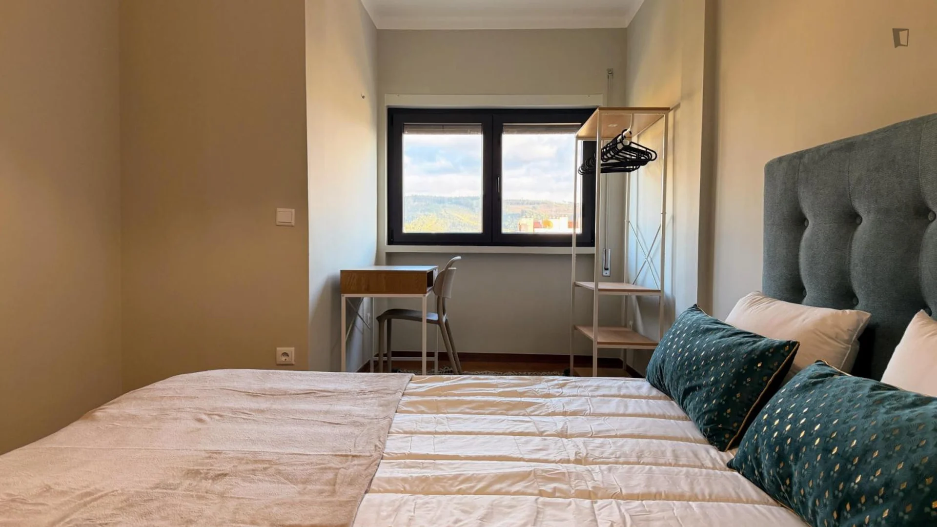 Functional student room perfect for studying in 