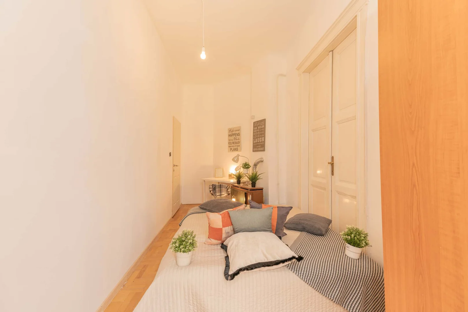 Room for rent in student apartment in , fully furnished