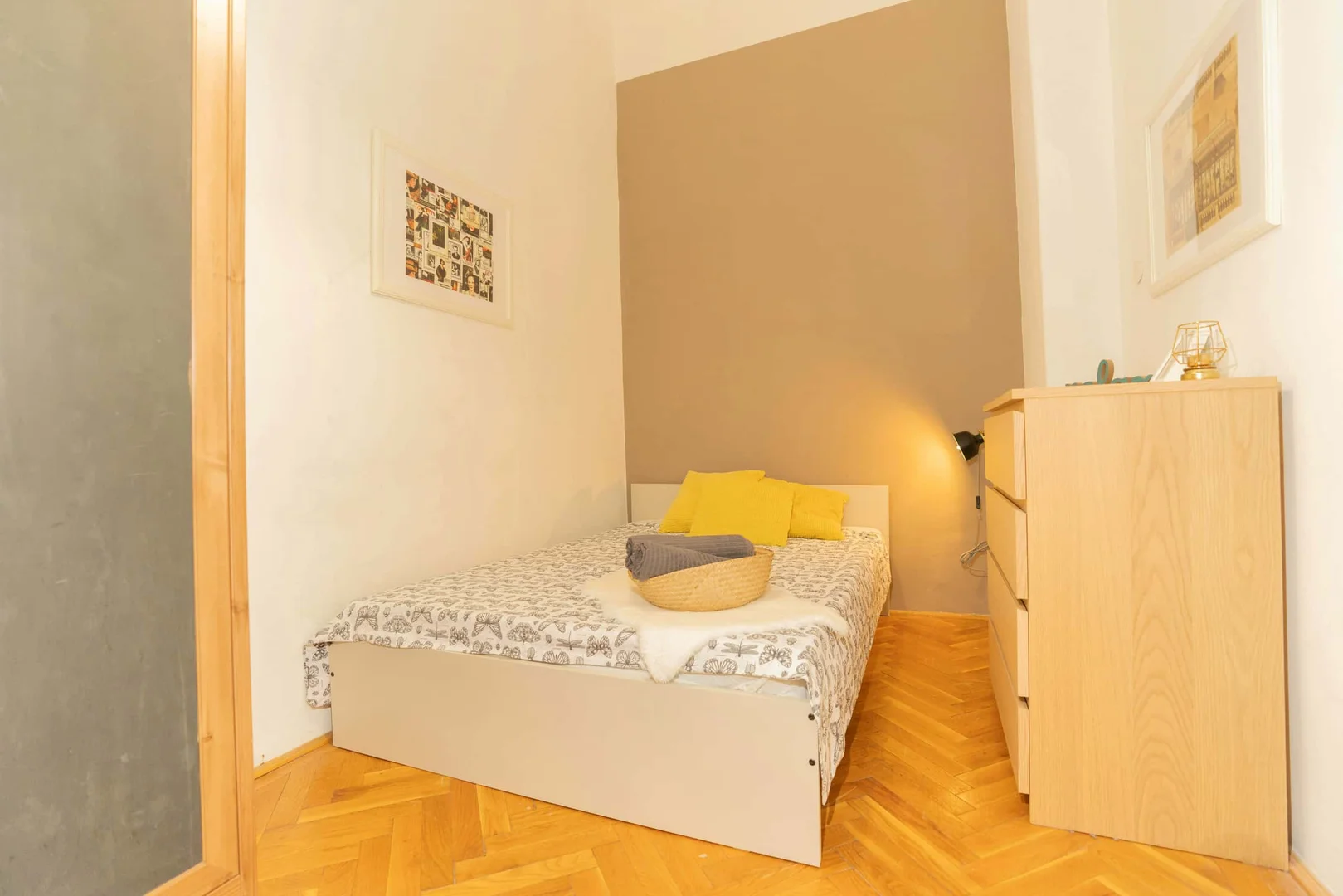 Economical student room with convenient location in 