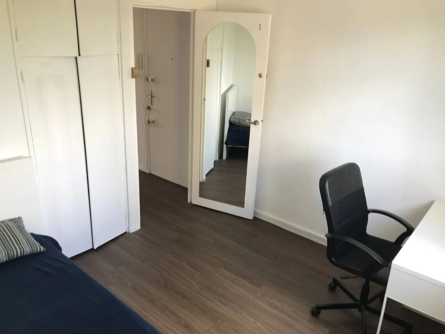 Chambre d'étudiant à  avec espace d'étude et installations communes