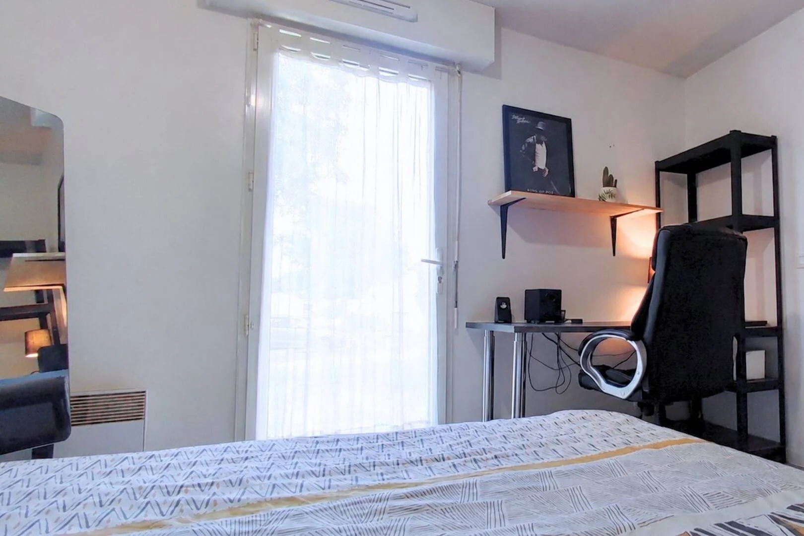 Quarto acessível para estudantes com iluminação ampla em 