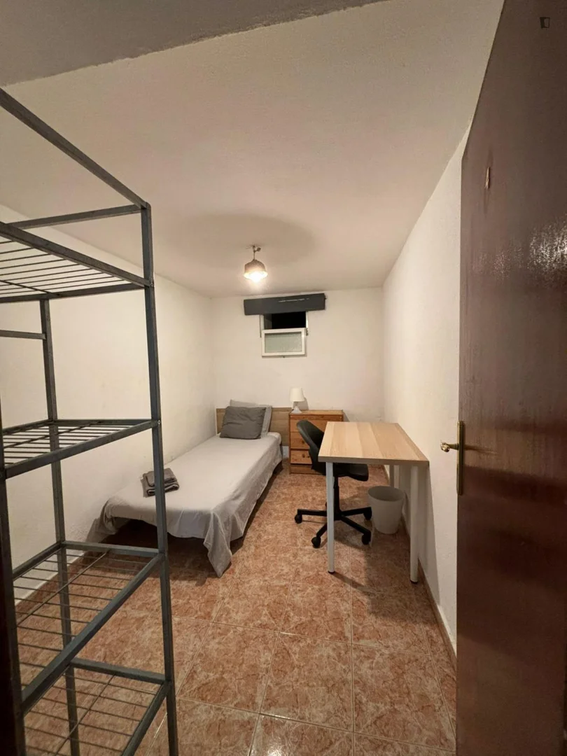 Functional student room perfect for studying in 
