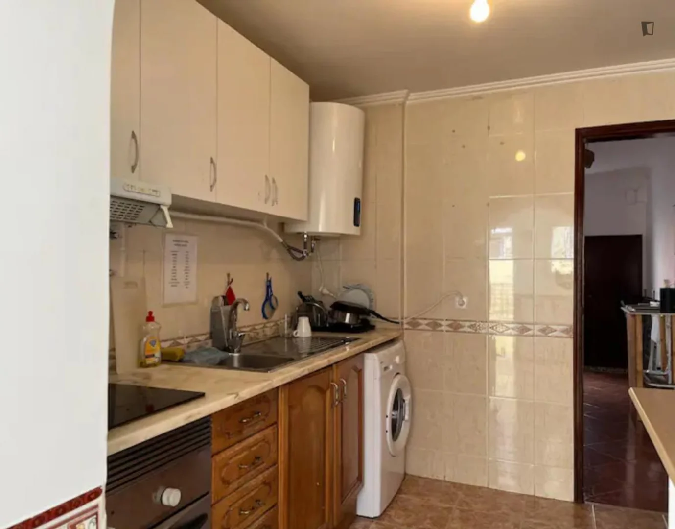 Bright and airy student room with easy university access in 