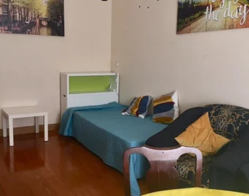Private room at Rua de Ferreira Cardoso, image 1 of 10