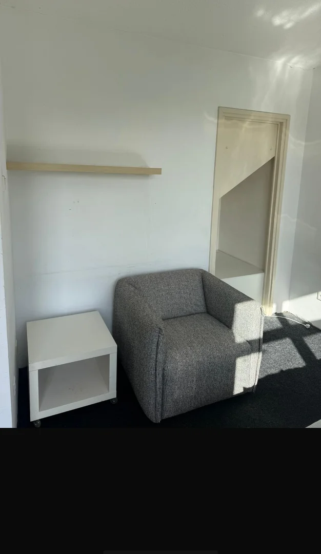 Habitación estudiantil luminosa y aireada con fácil acceso a la universidad en 