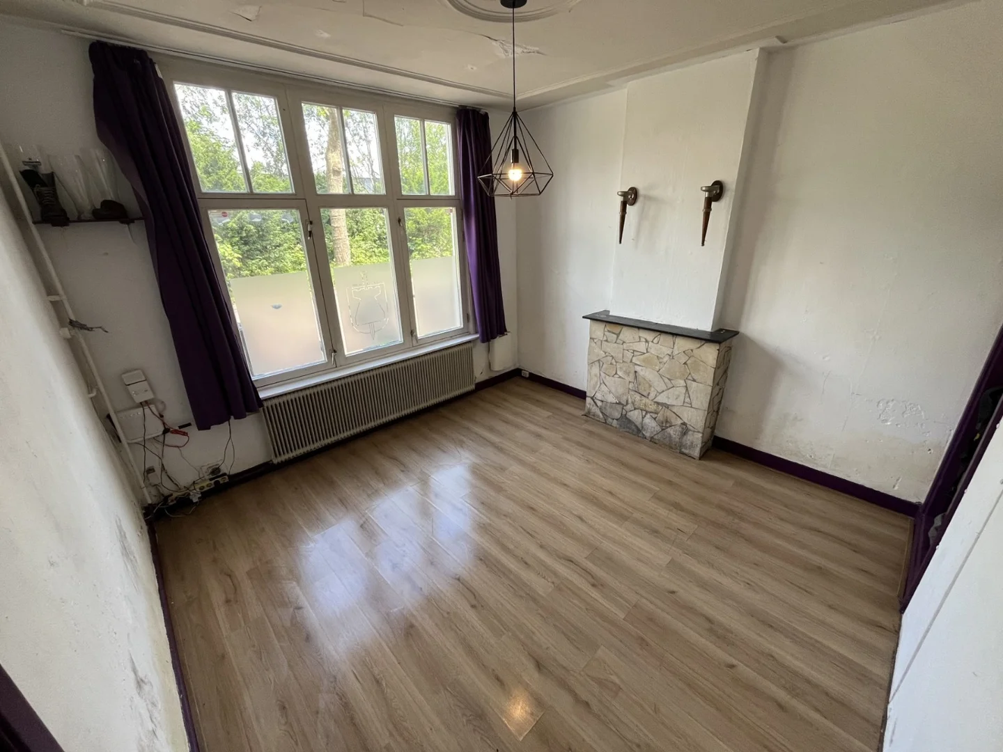 Habitación estudiantil luminosa y aireada con fácil acceso a la universidad en 