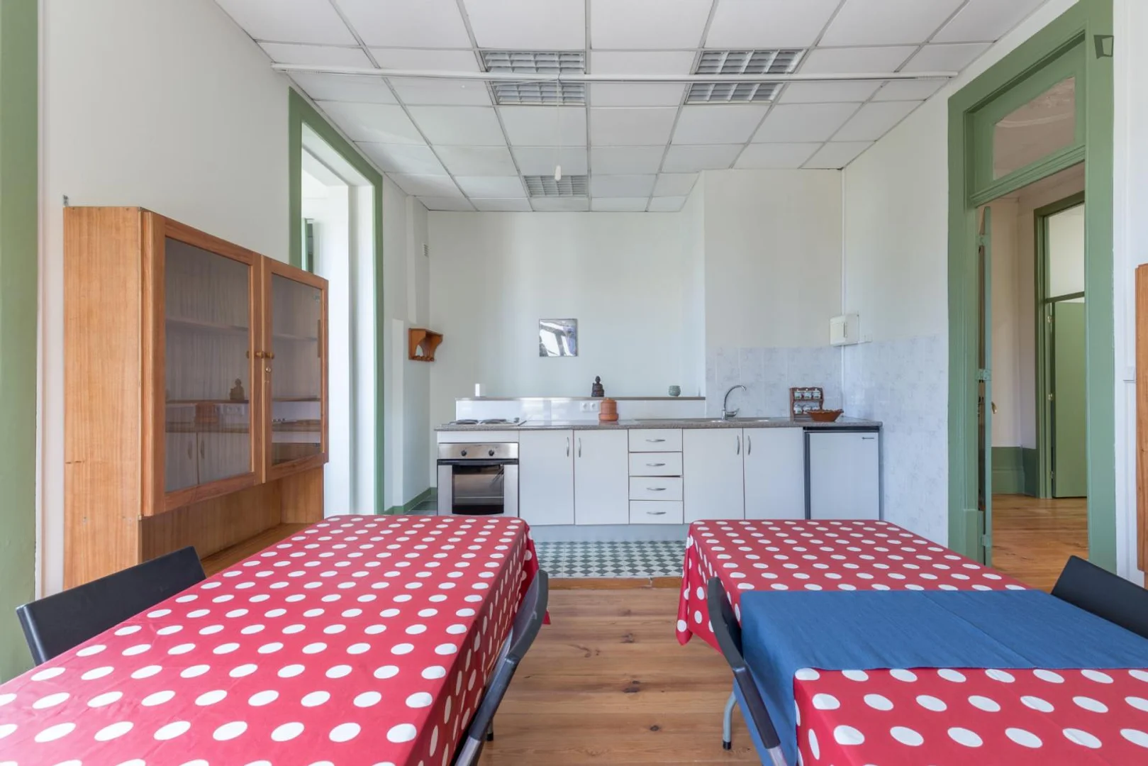 Pokój studencki w  z miejscem do nauki i wspólnymi udogodnieniami