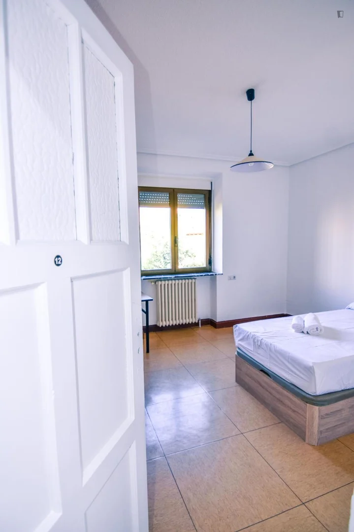 Bezahlbares Zimmer für Studenten mit ausreichender Beleuchtung in 