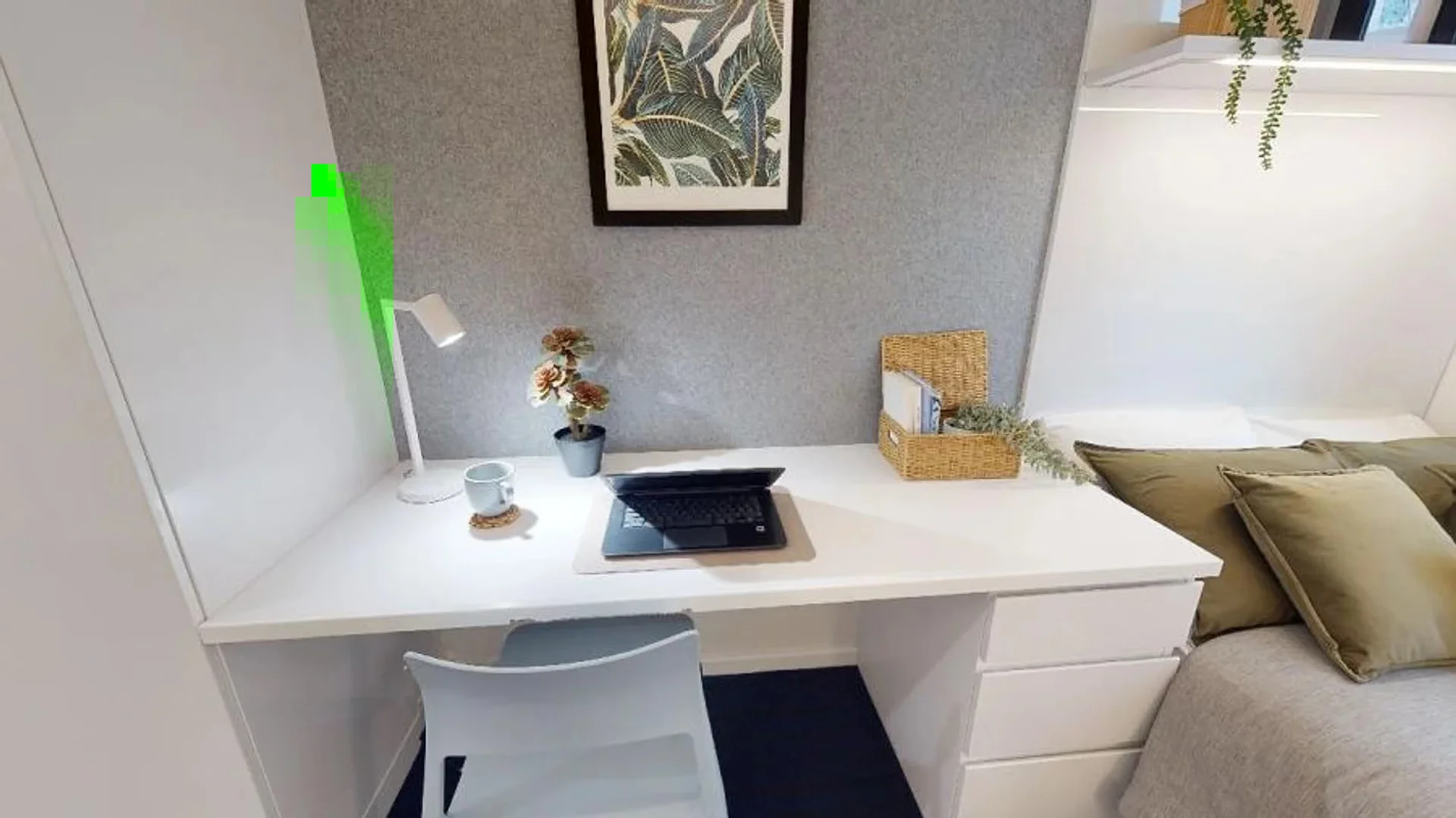 Chambre d'étudiant à  avec espace d'étude et installations communes
