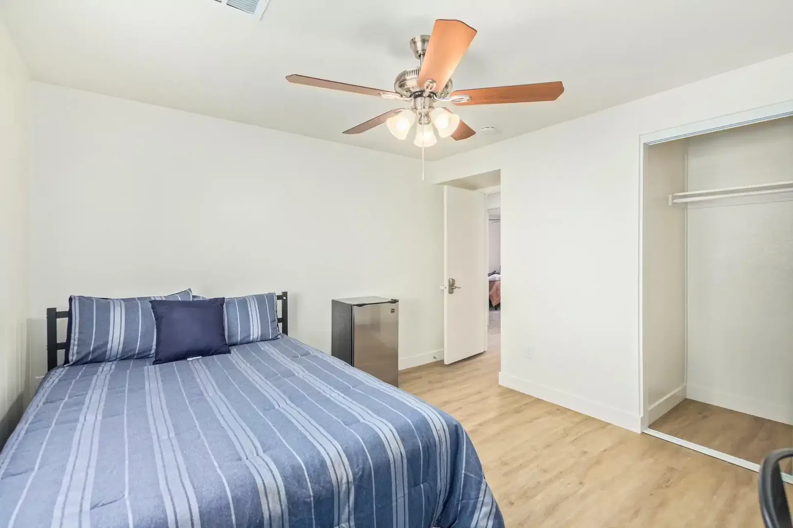 Chambre d'étudiant à  avec espace d'étude et installations communes