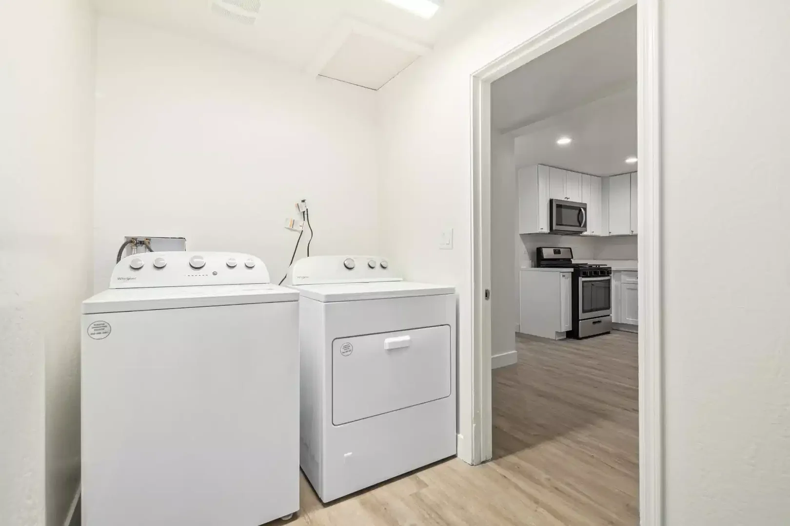 Chambre d'étudiant à  avec espace d'étude et installations communes
