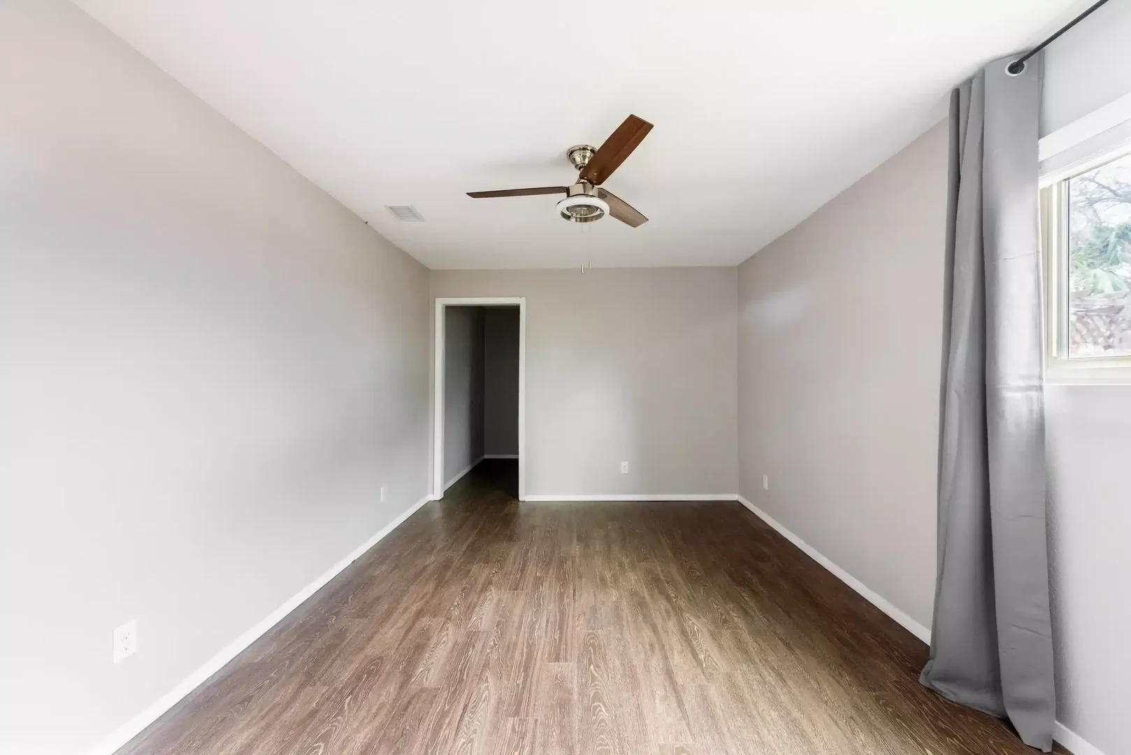 Jasny i przestronny pokój studencki z łatwym dostępem do uniwersytetu w 