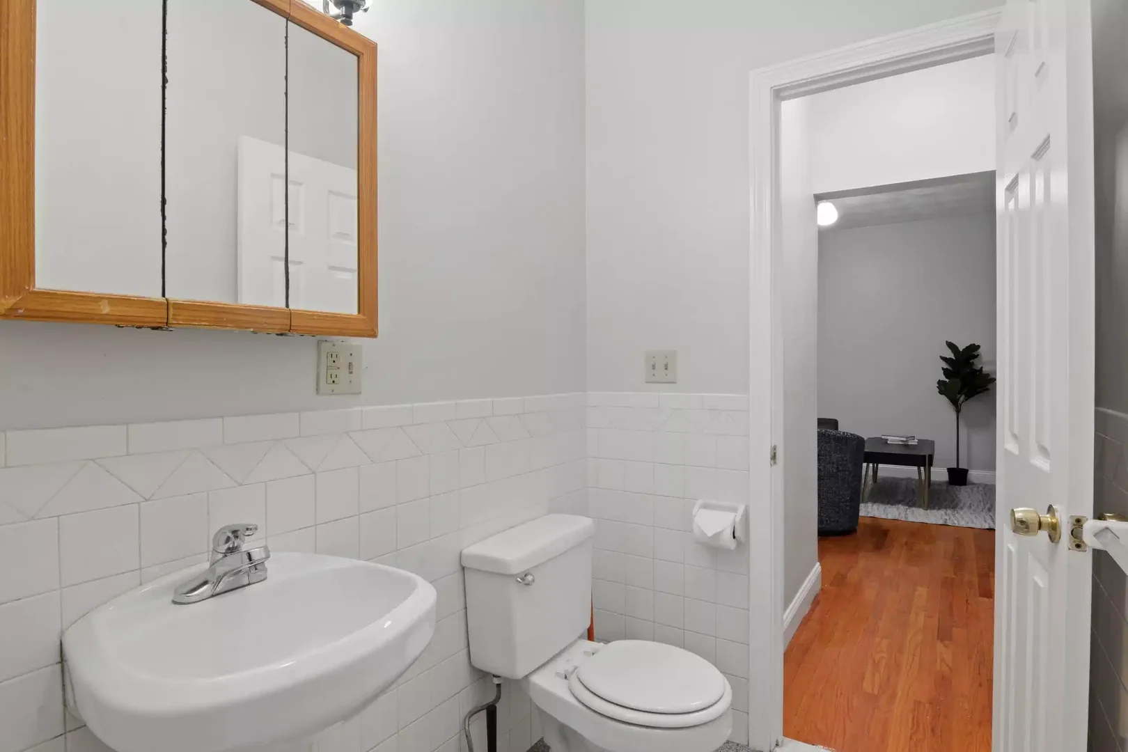 Habitación estudiantil funcional perfecta para estudiar en 