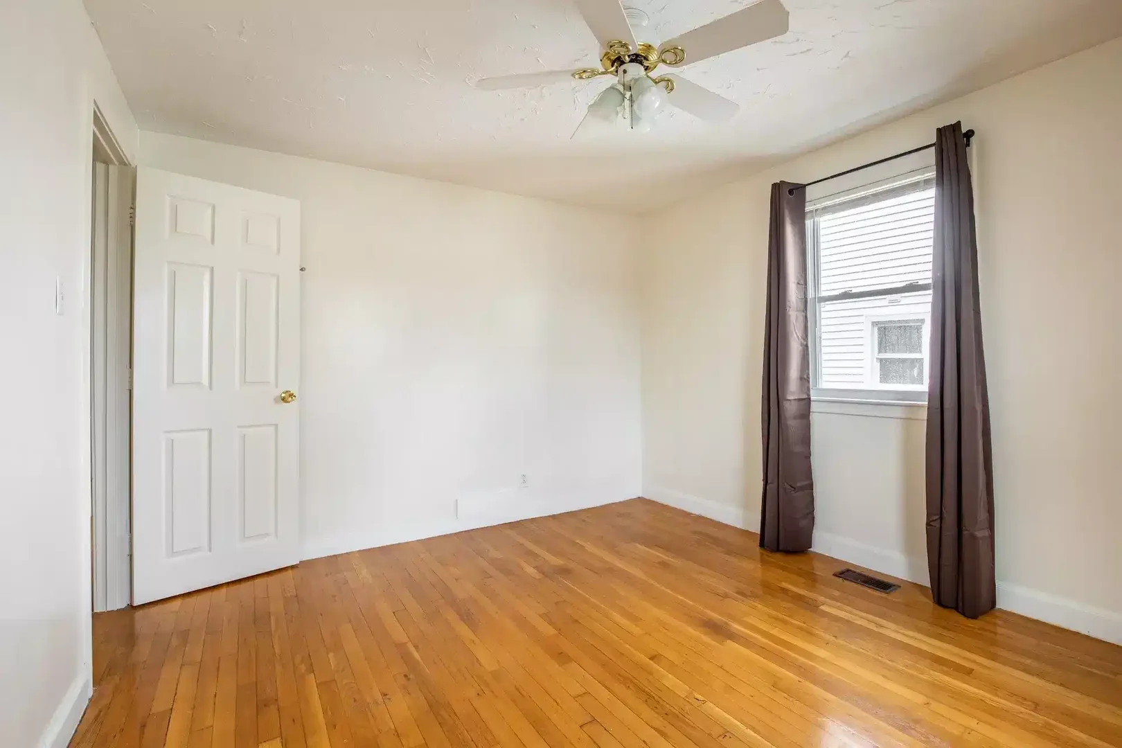 Cozy room for students available in 