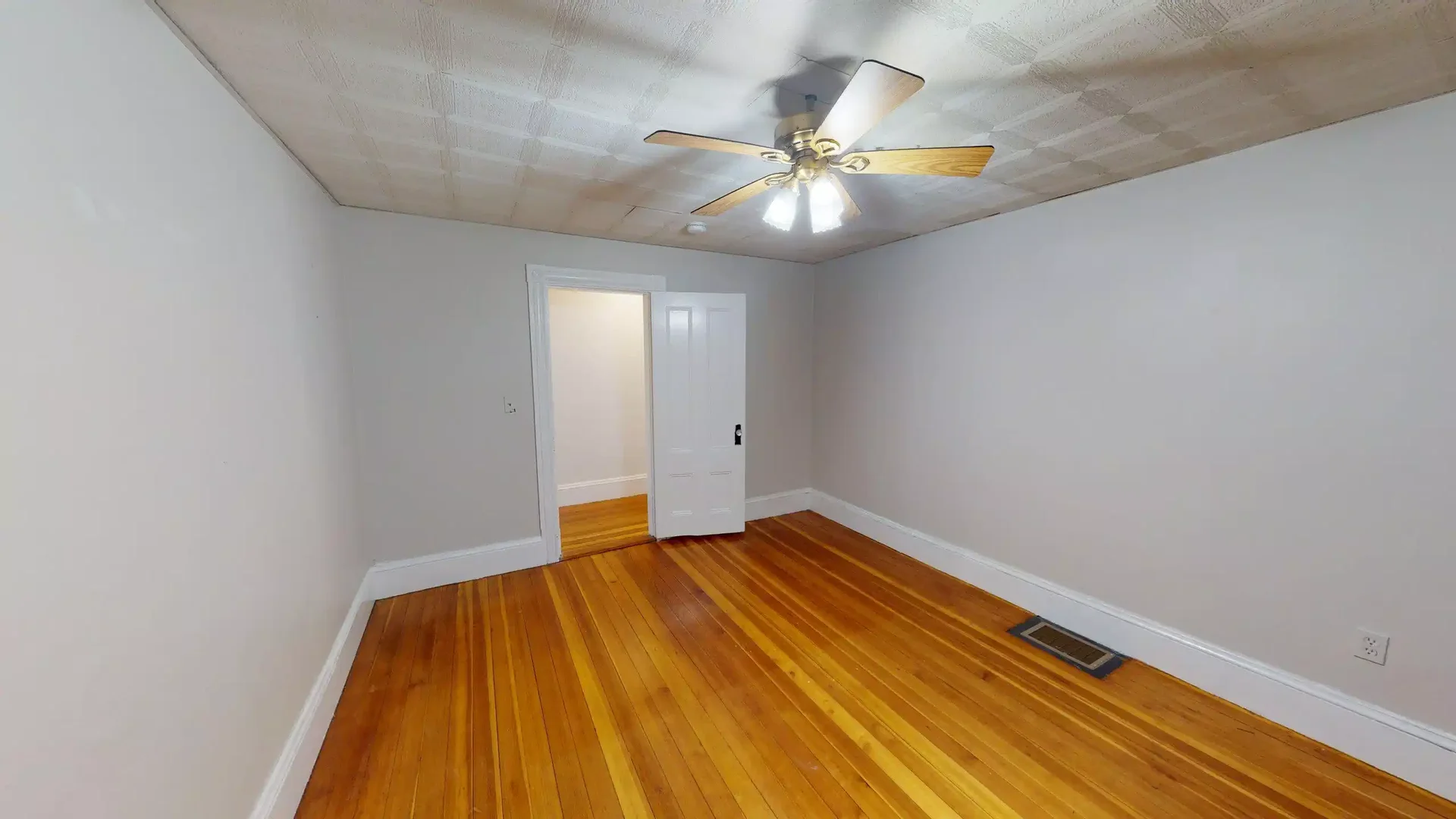 Habitación estudiantil amplia y cómoda en 