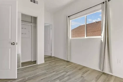 Private room at 90033, image 2 of 22