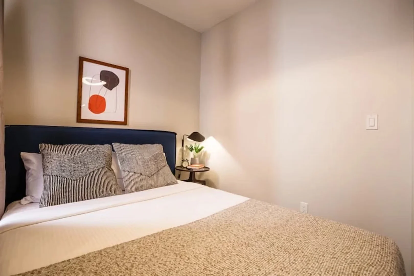 Chambre abordable pour les étudiants avec un bon éclairage dans 