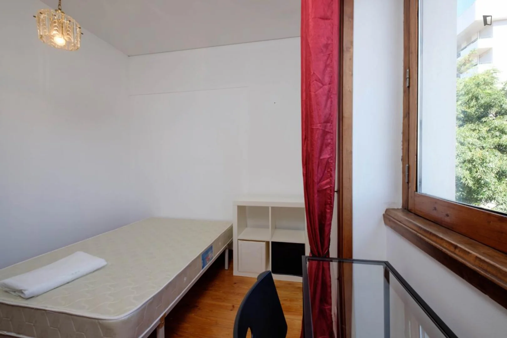 Habitación estudiantil económica con ubicación conveniente en 