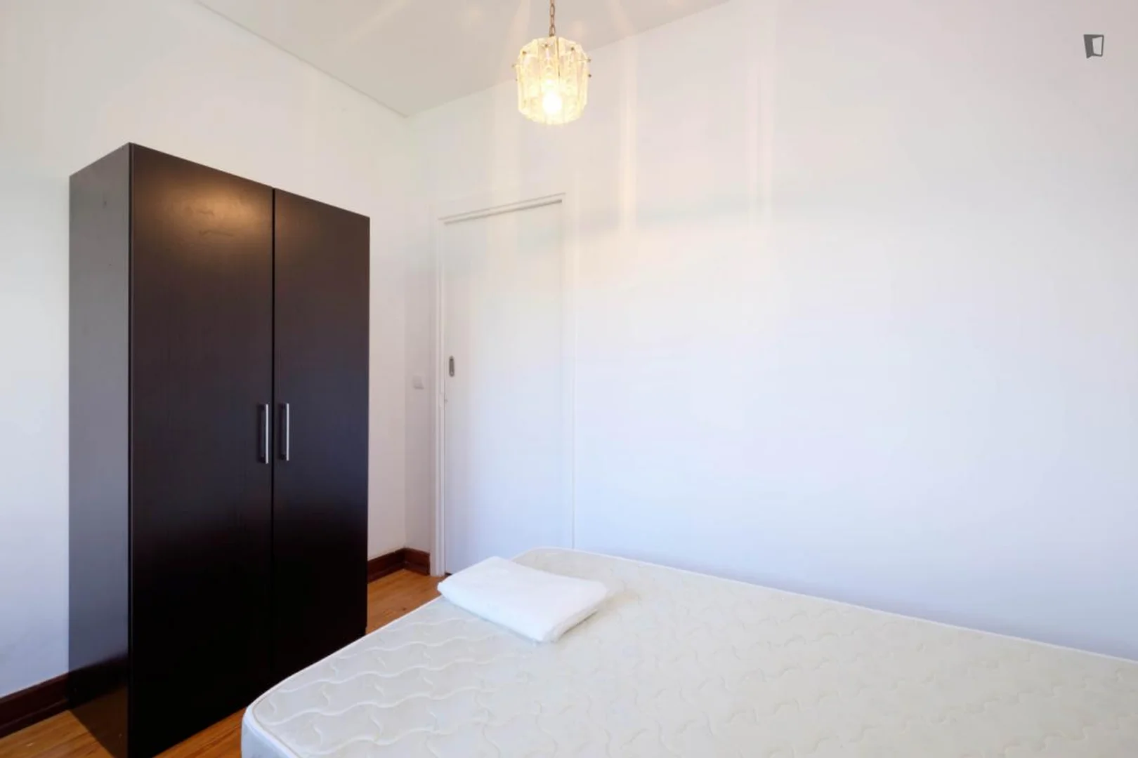 Habitación estudiantil luminosa y aireada con fácil acceso a la universidad en 