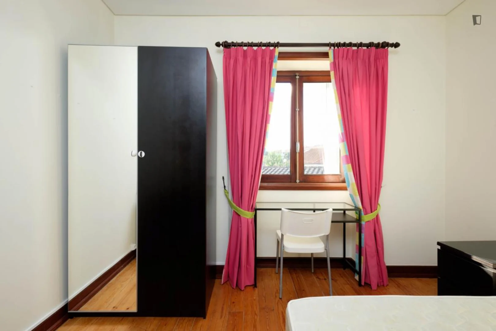 Student-friendly room in with modern amenities