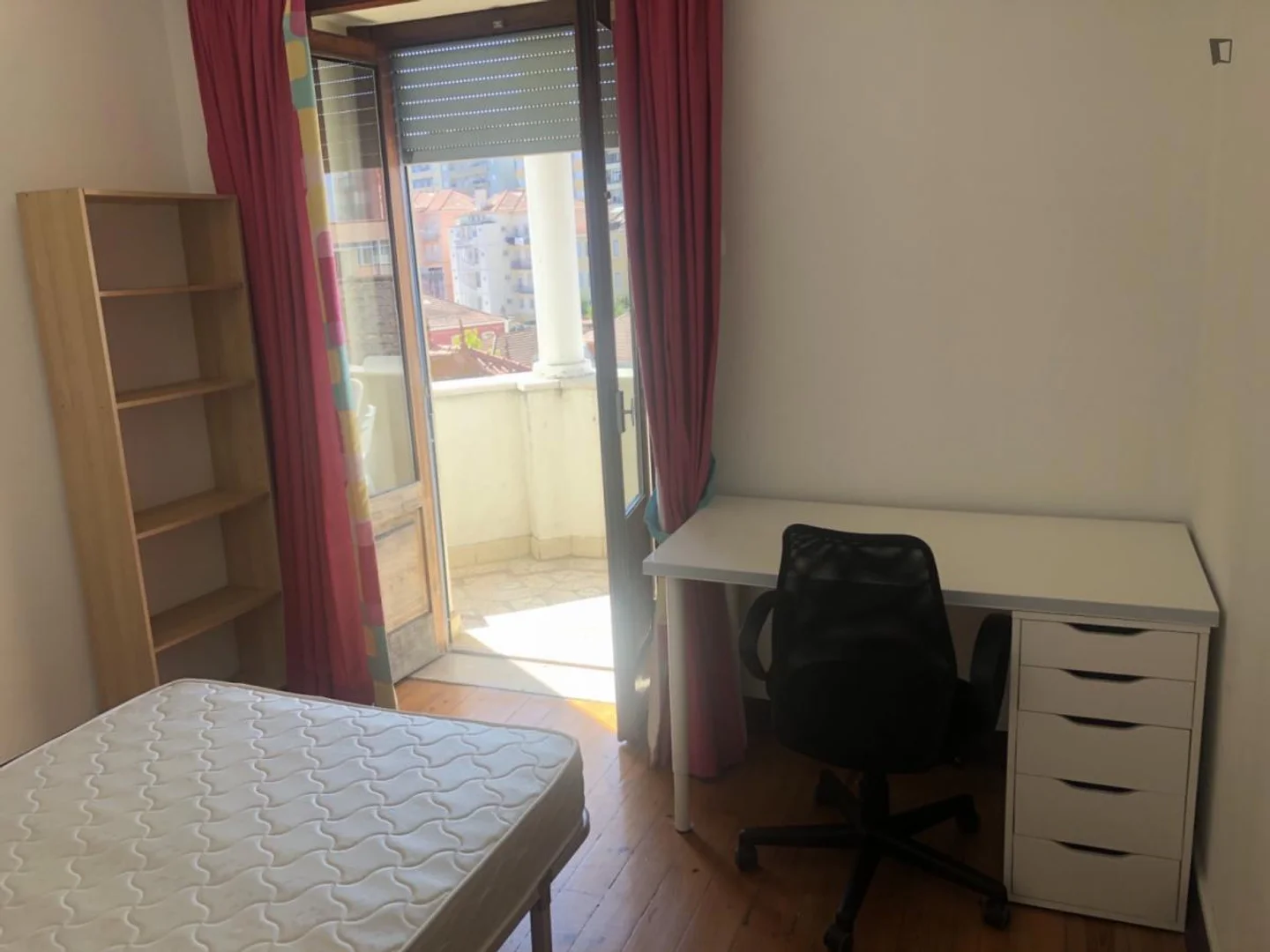 Economical student room with convenient location in