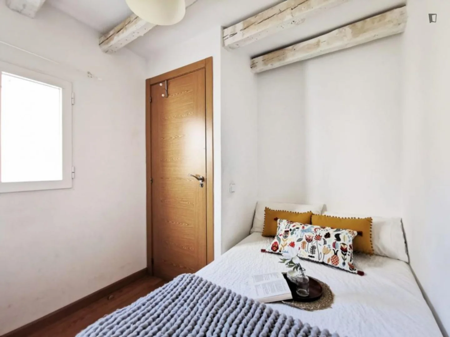 Quarto de estudante em  com área de estudo e instalações partilhadas